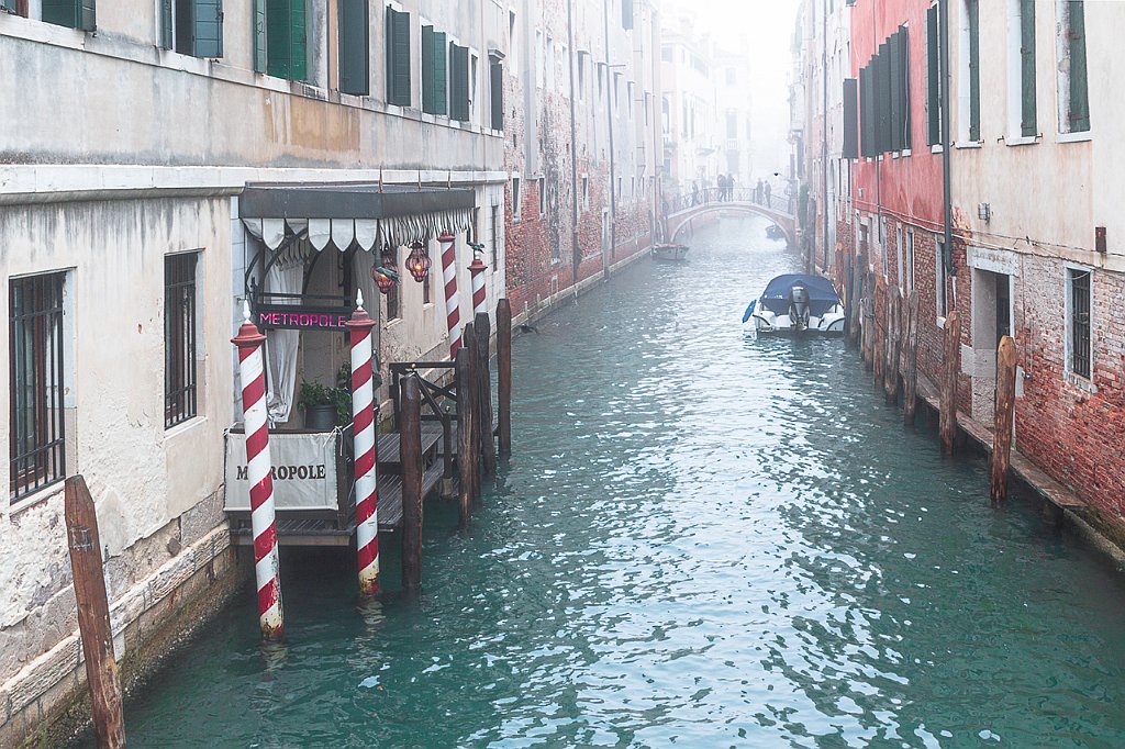 19 - VENEZIA - PASSEGGIANDO TRA LA NEBBIA ED I CANALI.jpg